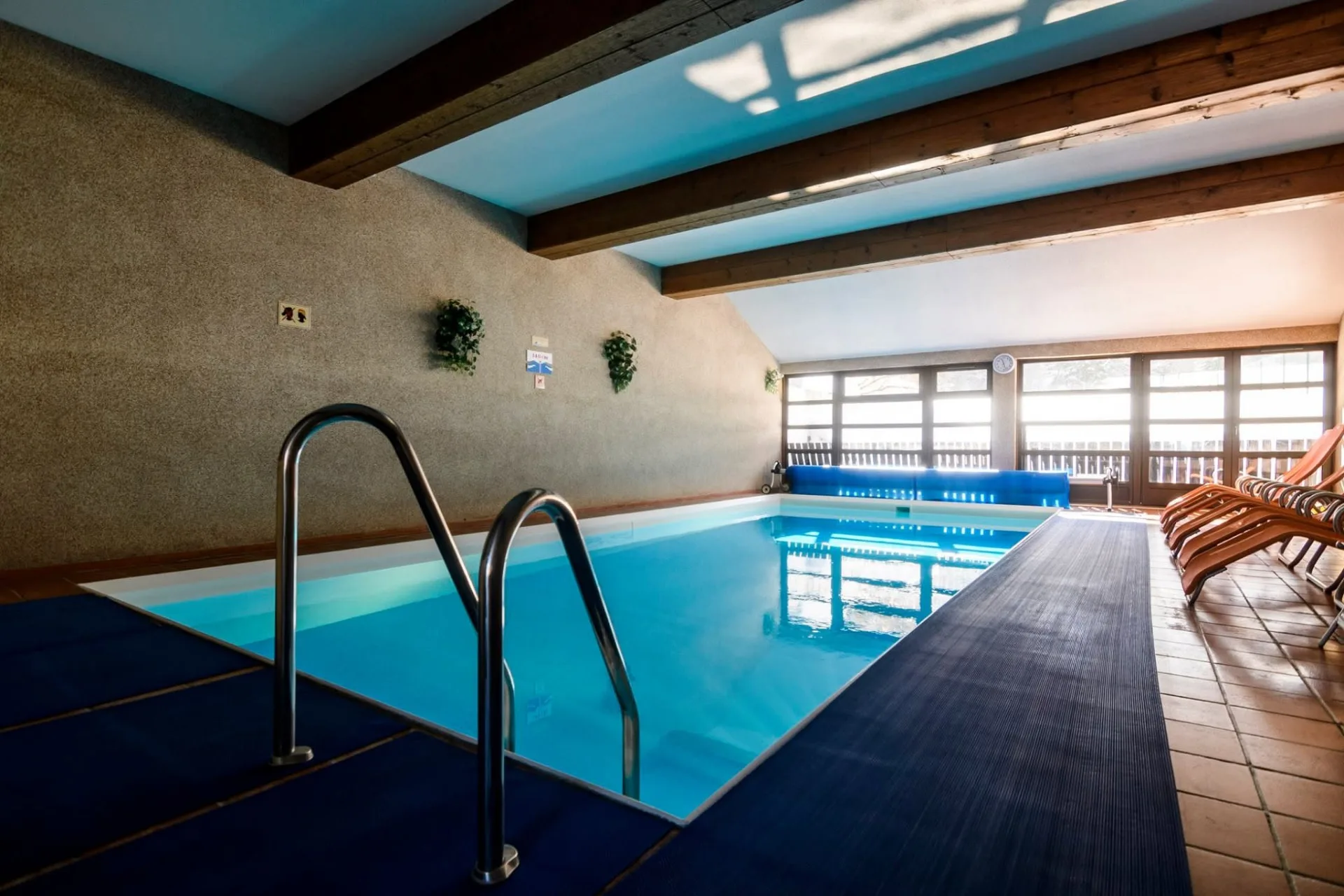 A hotel beltéri medencéje fagerendás mennyezettel